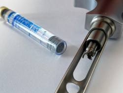 Skrutkov� fixa�n� mechanizmus a gumen� piest karpule