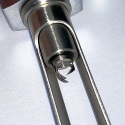 Skrutkov� fixa�n� mechanizmus