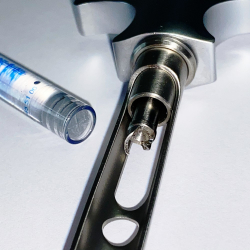 Skrutkov� fixa�n� mechanizmus a gumen� piest karpule - detail