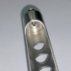 Detail strieka�ky pri hrote na prerazenie z�tky kompule nasadenie ihly